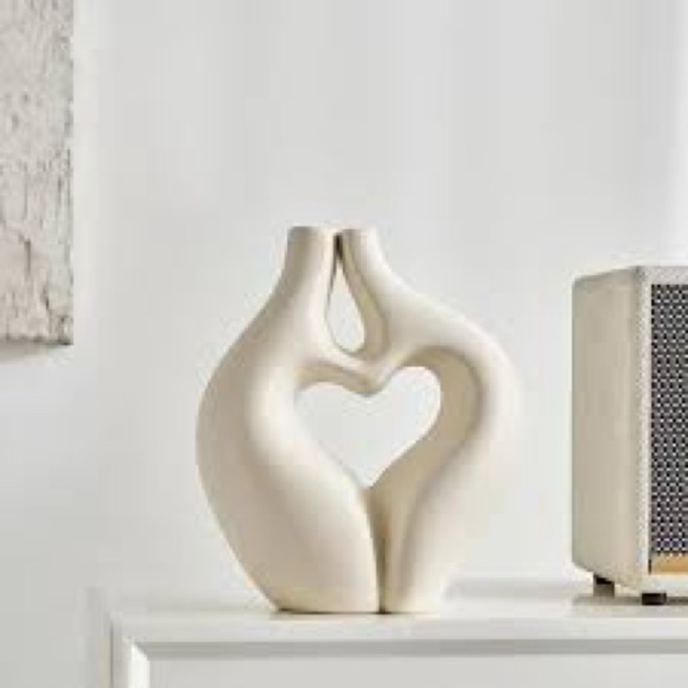 Chic White Heart Ceramic Vase - Picture 4 of 4